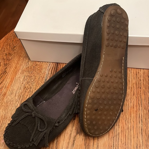 Minnetonka gray leather slip on - Picture 3 of 3